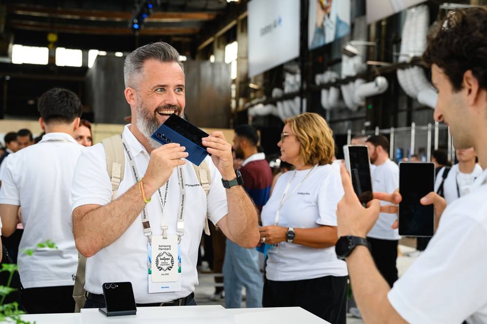 언팩 후 체험존에서 제품을 체험하는 멤버스