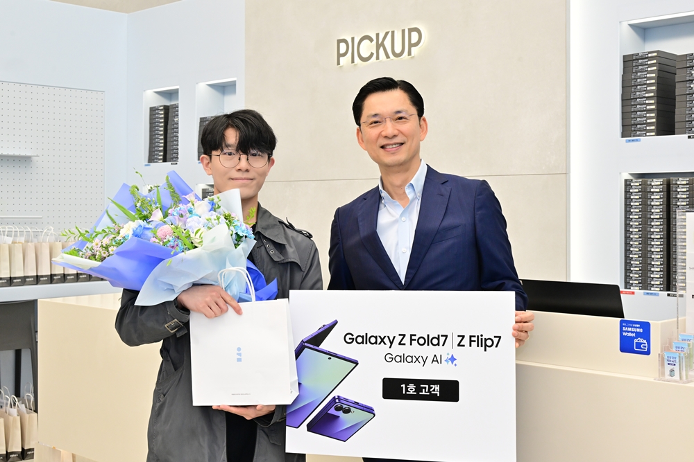 ▲ 갤럭시 Z 폴드7 사전 개통 1호 고객 이우송 씨가 한국총괄장 임성택 부사장의 축하를 받고 있다