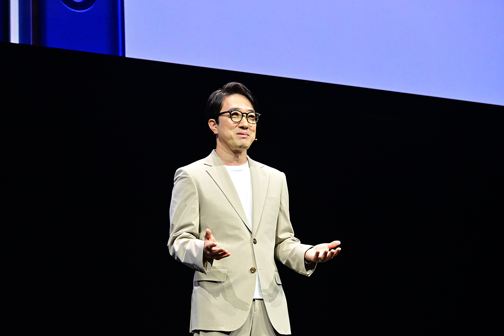 ▲ 최원준 삼성전자 MX사업부 COO가 새로운 인터페이스 ‘One UI 8’을 설명하고 있다.