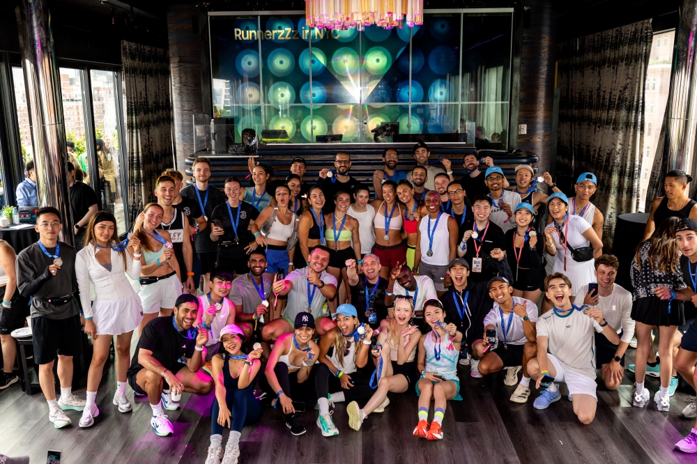 애프터 레이스 파티에서 팀갤럭시 인플루언서들이 다 함께 완주의 기쁨을 나누고 있다.