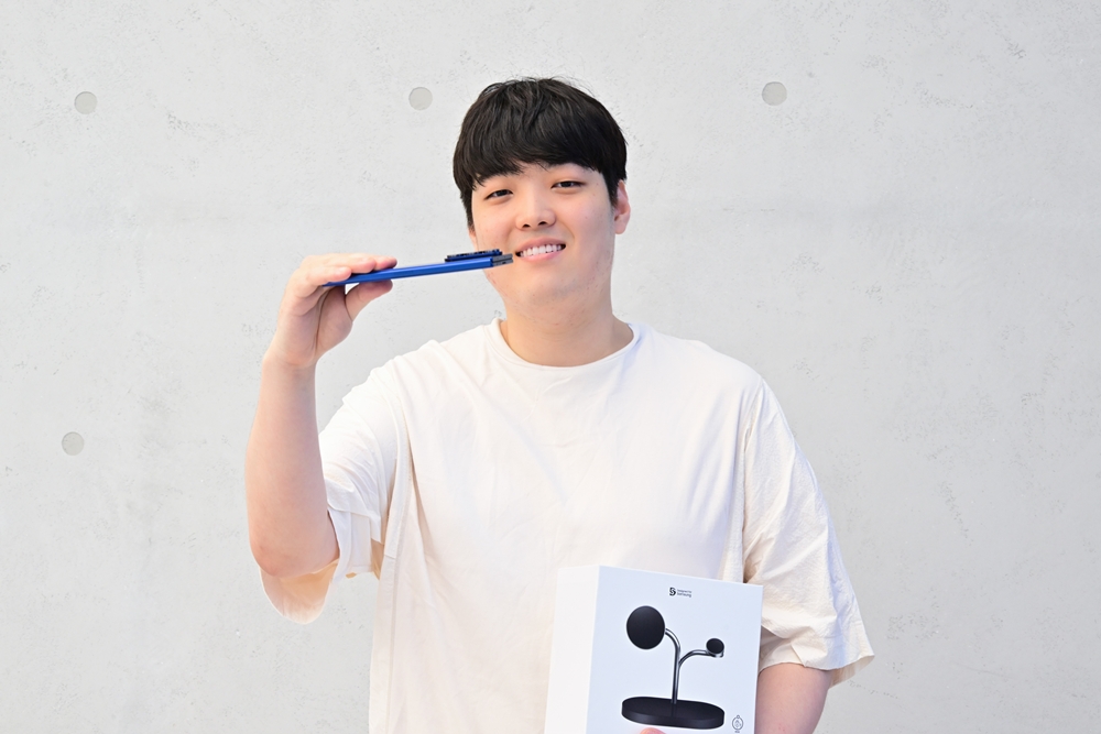 ▲ 서울 목동에서 온 이정우 씨가 얇고 가벼운 갤럭시 Z 폴드7의 폼팩터에 만족하는 모습
