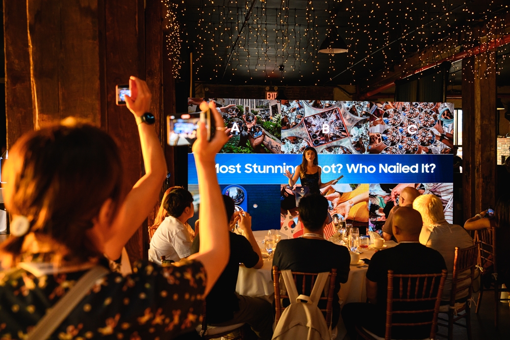 갈라 나이트에서 에픽투어 미션 결과물을 함께 공유하는 모습