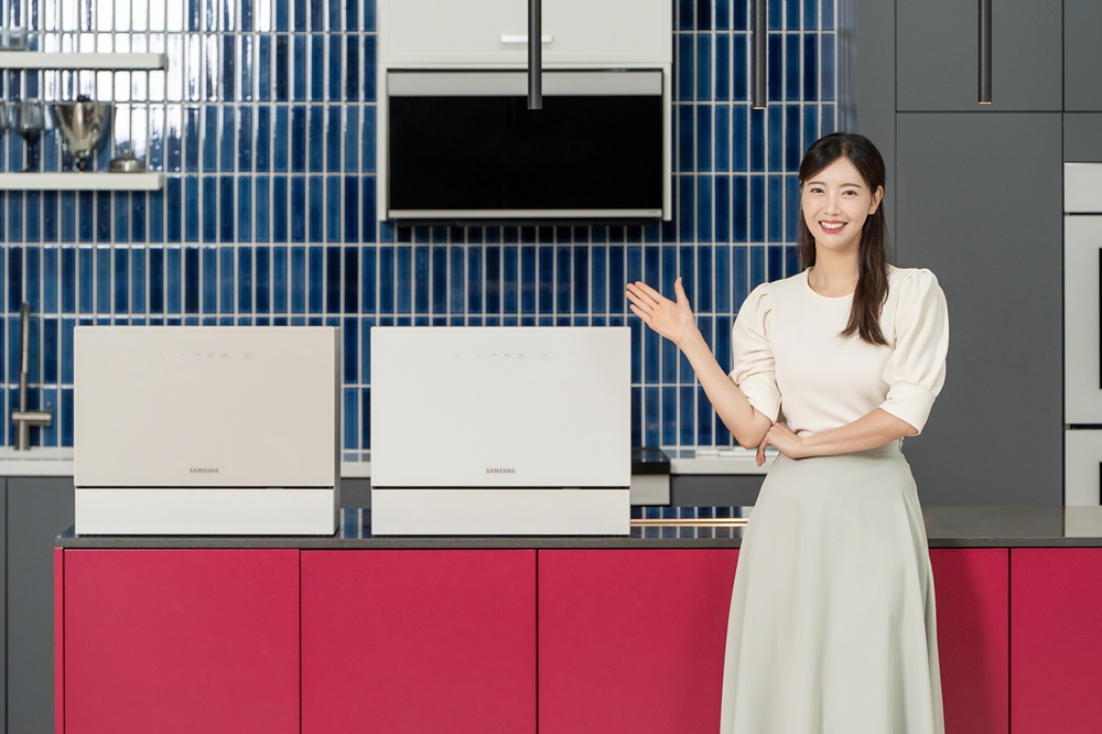 삼성전자 모델이 에너지 효율을 강화한 2025년형 '비스포크 식기세척기 카운터탑' 신제품을 소개하고 있다. 