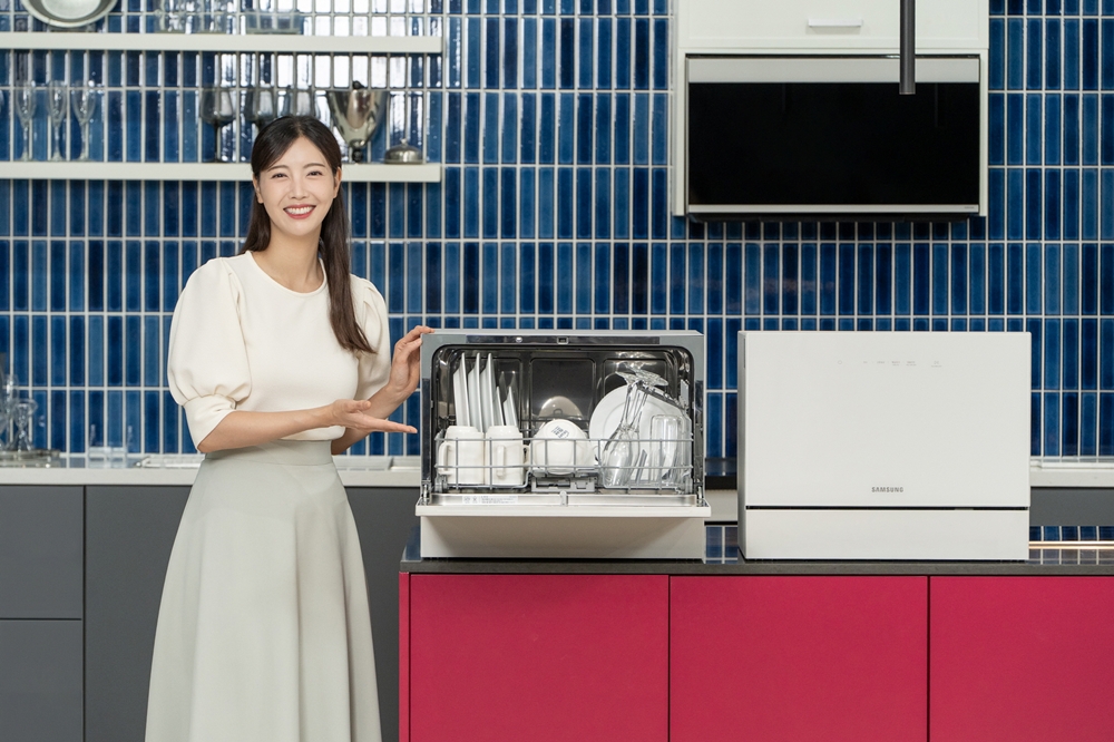 삼성전자 모델이 에너지 효율을 강화한 2025년형 '비스포크 식기세척기 카운터탑' 신제품을 소개하고 있다. 
