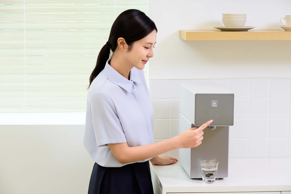 삼성전자가 82종의 유해물질을 걸러내 안심하고 사용할 수 있는 '비스포크 AI 정수기 카운터탑'을 출시했다. 