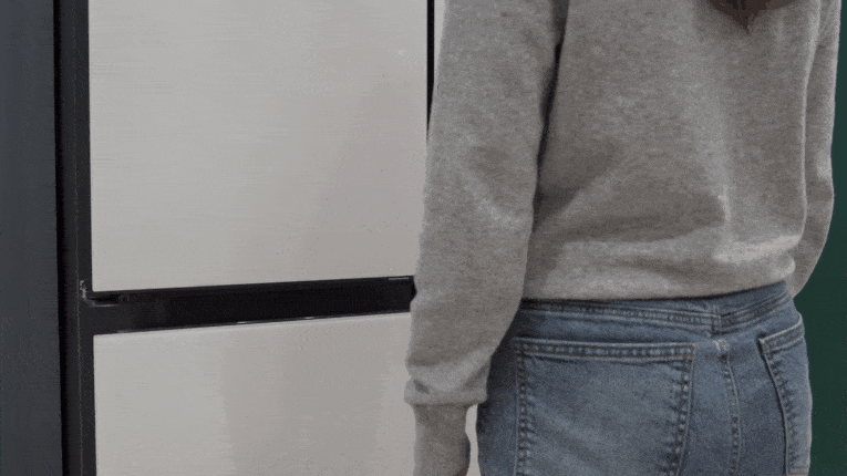 비스포크 AI 패밀리허브 냉장고 문을 터치로 손쉽게 여는 모습