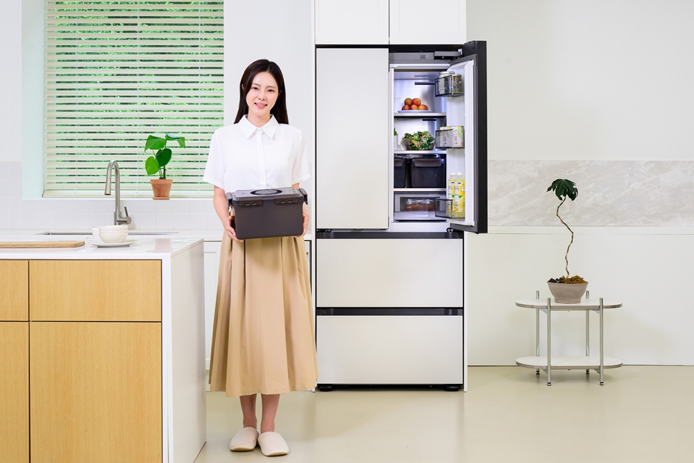 삼성전자 모델이 '비스포크 AI 김치플러스 키친핏 맥스' 김치냉장고 신제품을 소개하고 있다.