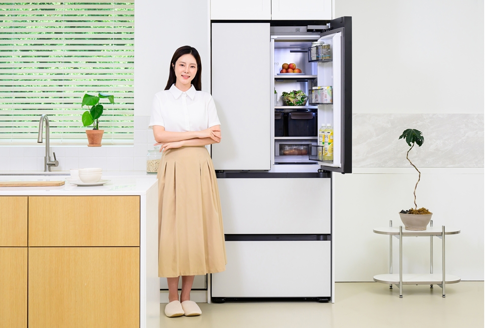 '비스포크 AI 김치플러스 키친핏 맥스' 김치냉장고 신제품을 소개하고 있는 삼성전자 모델