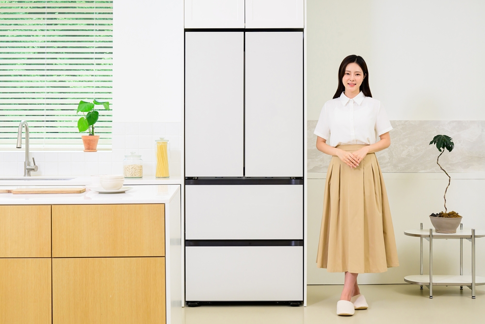 삼성전자 모델이 '비스포크 AI 김치플러스 키친핏 맥스' 김치냉장고 신제품을 소개하고 있다.