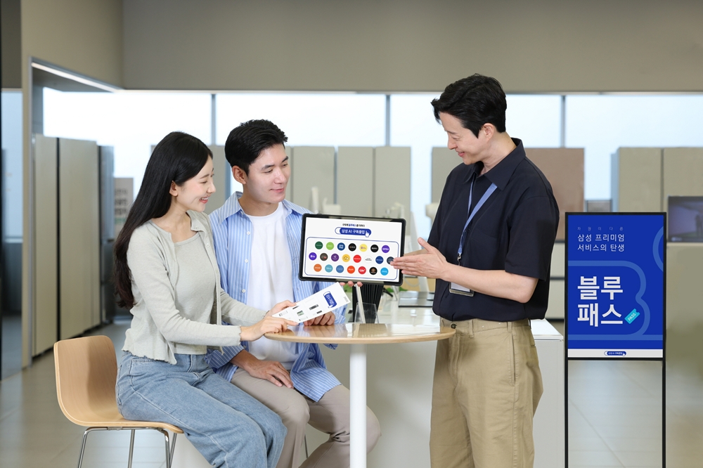 삼성스토어 서초에서 매니저가 방문 고객에게 'AI 구독클럽'의 다양한 제휴 혜택을 설명하고 있다.