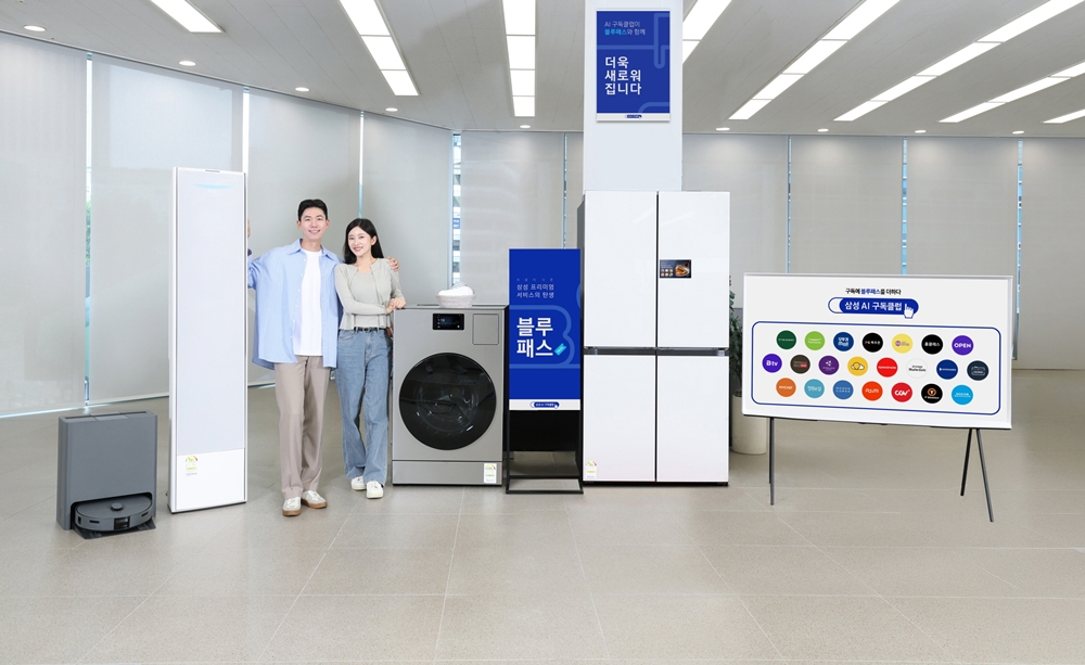 삼성전자 모델이 삼성스토어 서초에서 '블루패스' 서비스로 새로워진 'AI 구독클럽'을 소개하는 모습 2