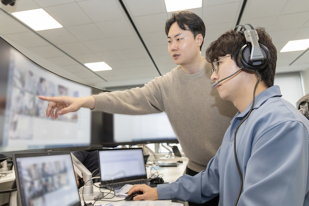  4월 19일 삼성전자 인재개발원(경기도 용인)에서 삼성전자 감독관이 상반기 삼성직무적성검사 응시자를 대상으로 예비 소집을 진행하는 모습