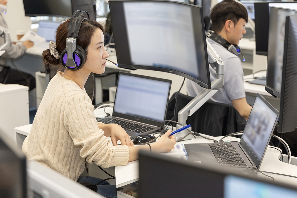  4월 19일 삼성전자 인재개발원(경기도 용인)에서 삼성전자 감독관이 상반기 삼성직무적성검사 응시자를 대상으로 예비 소집을 진행하고 있다.