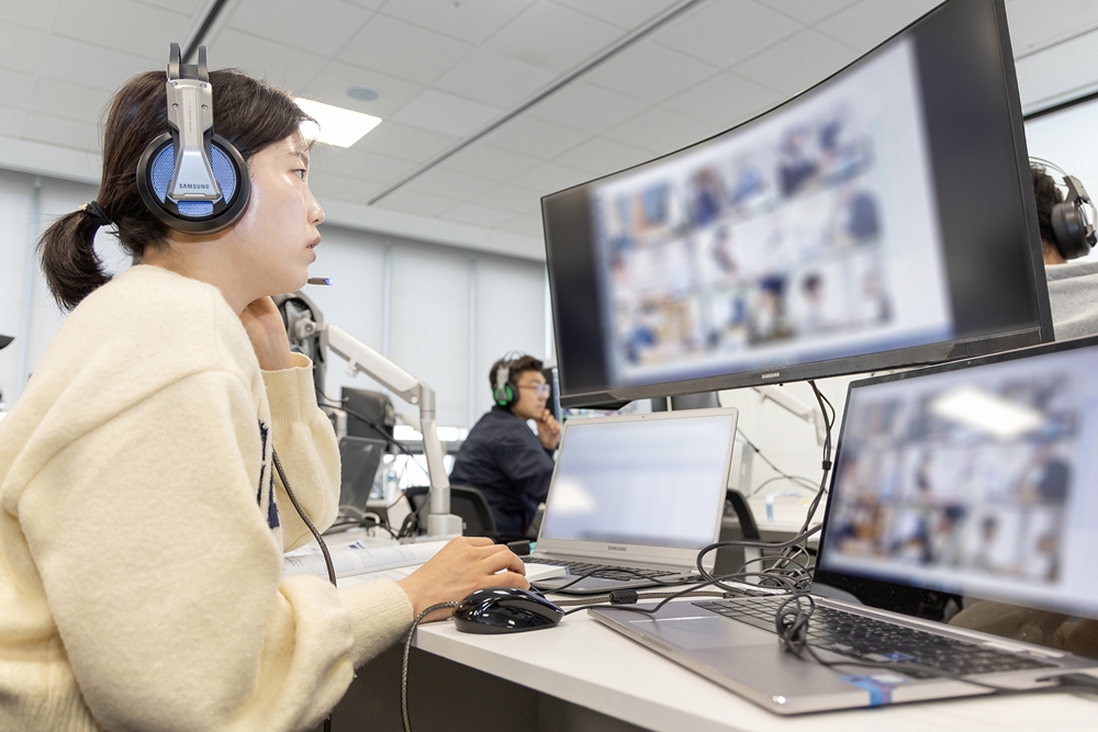 삼성전자 인재개발원(경기도 용인)에서 삼성전자 감독관이 상반기 삼성직무적성검사 응시자를 대상으로 예비 소집을 진행한 모습