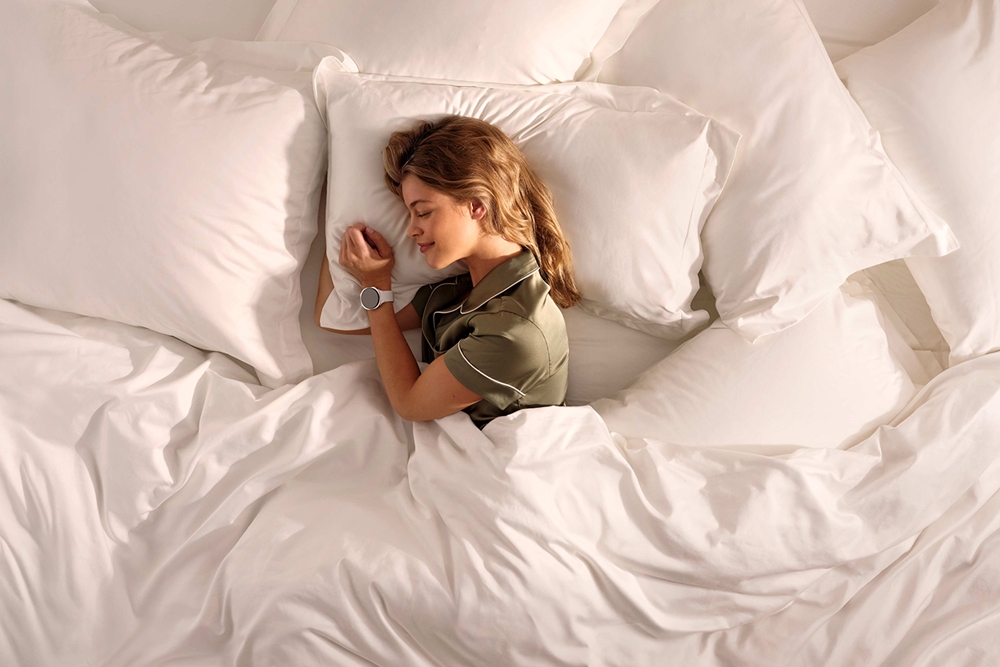 갤럭시 워치8 시리즈는 사용자의 수면 패턴 및 수면 환경을 분석해 숙면을 위한 바이오해킹 팁을 제공한다.  