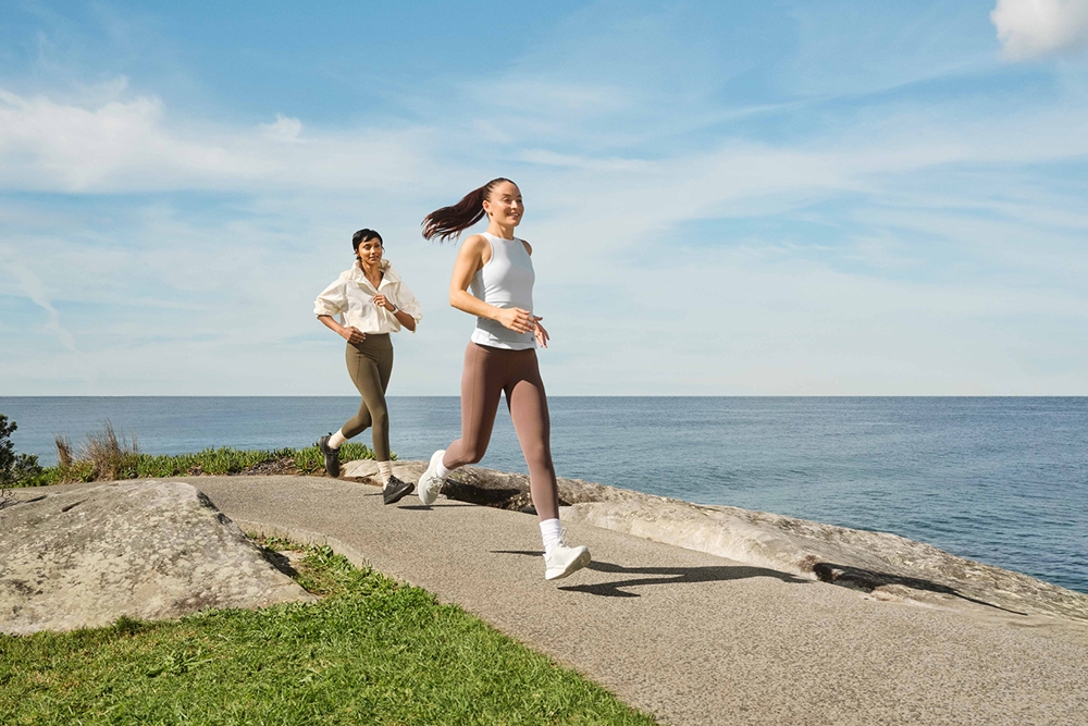 갤럭시 워치를 착용하고 달리는 모습