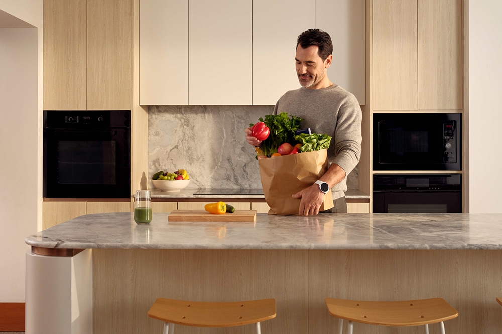 갤럭시 워치 본체의 뒷면 센서를 엄지손가락으로 누르면, 데이터 기반의 바이오해킹 습관을 일상 속에서 손쉽게 실천할 수 있다. 