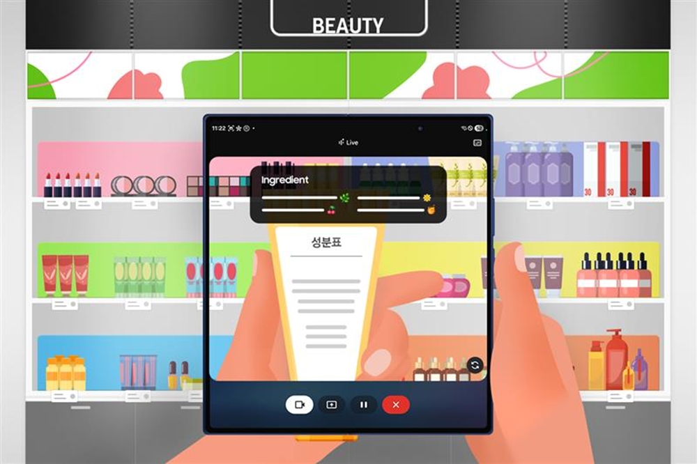 갤럭시 Z 폴드7로 실시간 번역하며 여행 기념품을 고르는 모습