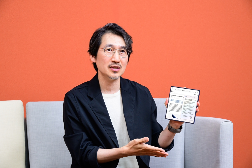 MX사업부 김준환 프로가 갤럭시 Z 폴드7에 적용된 One UI 8을 설명하고 있다.