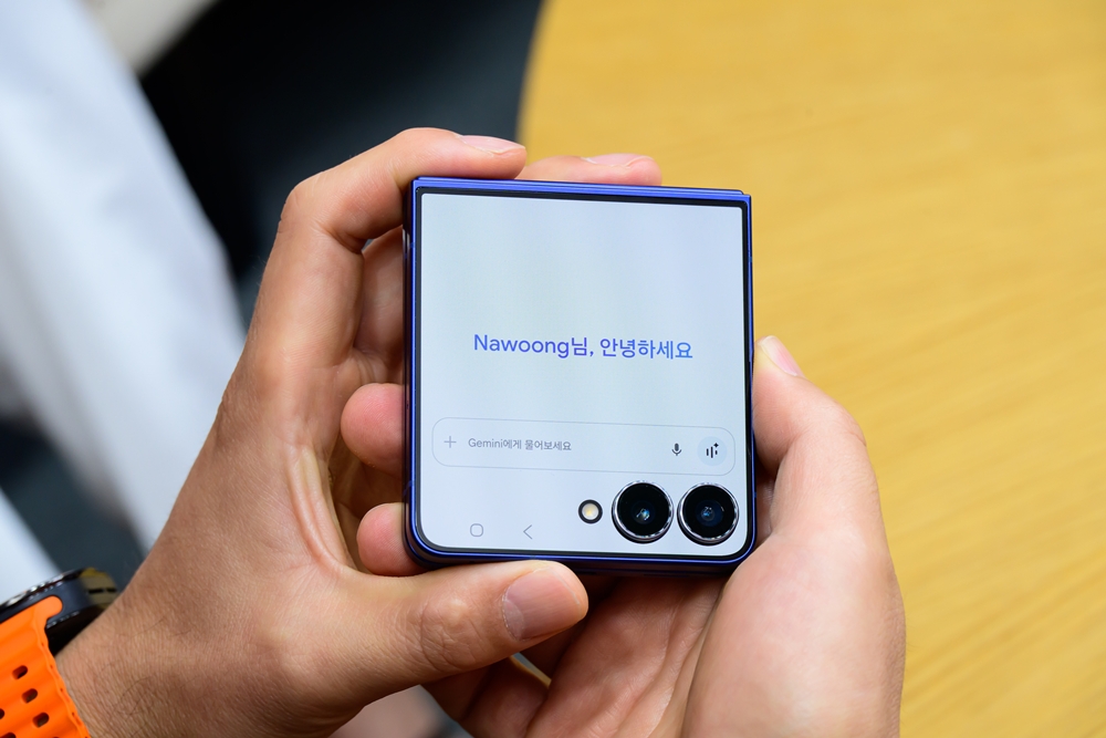 기기를 펼치지 않고 플렉스윈도우에서 제미나이를 호출할 수 있는 One UI 8