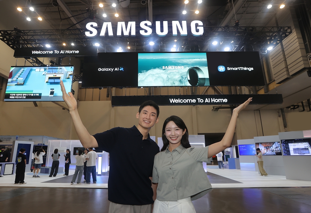 삼성전자 모델이 '기후산업국제박람회(WCE) 2025'가 열리는 부산 벡스코에 위치한 삼성전자 전시관을 소개하고 있다.