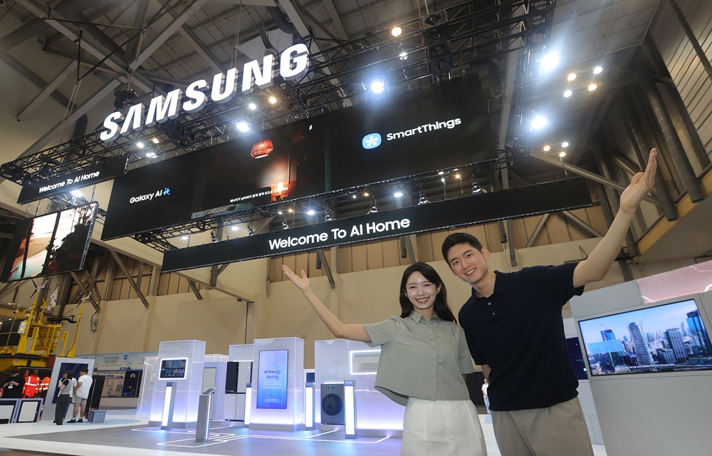 삼성전자 모델이 '기후산업국제박람회(WCE) 2025'가 열리는 부산 벡스코에 위치한 삼성전자 전시관을 소개하고 있는 모습