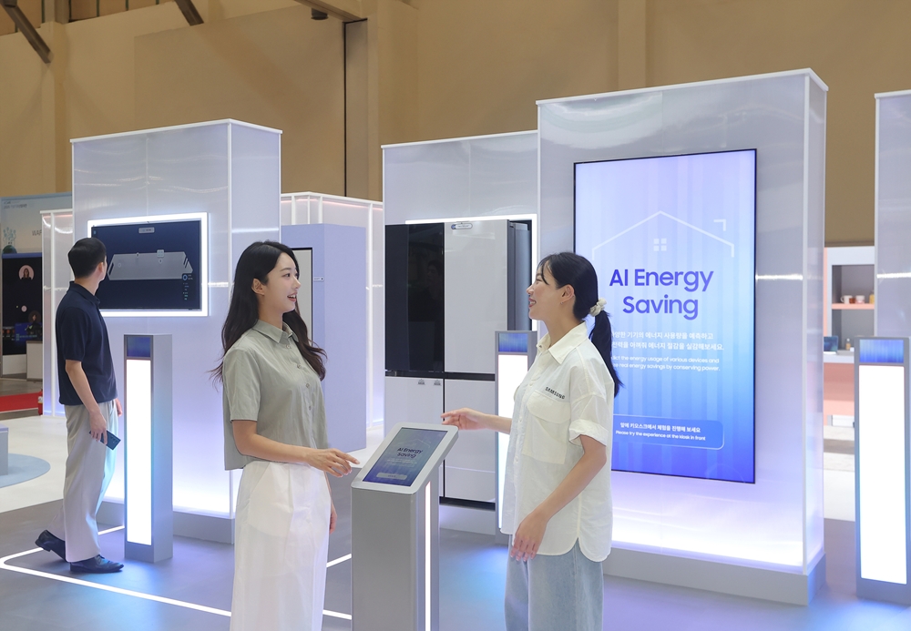 삼성전자 모델이 기후산업국제박람회 삼성전자 전시관 '에너지 세이빙' 존에서 가전의 에너지 사용량을 예측하고 에너지 절감 효과를 소개하고 있는 모습