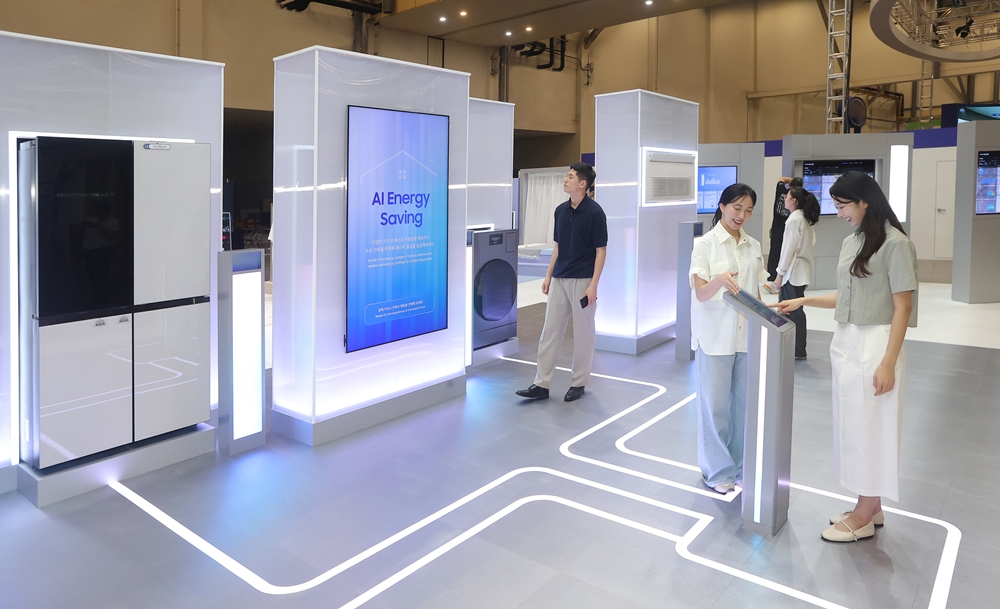 기후산업국제박람회 삼성전자 전시관 '에너지 세이빙' 존에서 가전의 에너지 사용량을 예측하고 에너지 절감 효과를 소개하는 삼성전자 모델