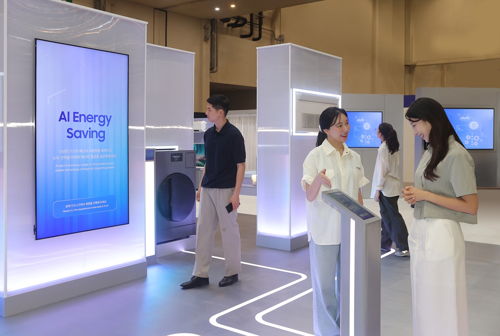 삼성전자 모델이 기후산업국제박람회 삼성전자 전시관 '에너지 세이빙' 존에서 가전의 에너지 사용량을 예측하고 에너지 절감 효과를 소개하고 있다.