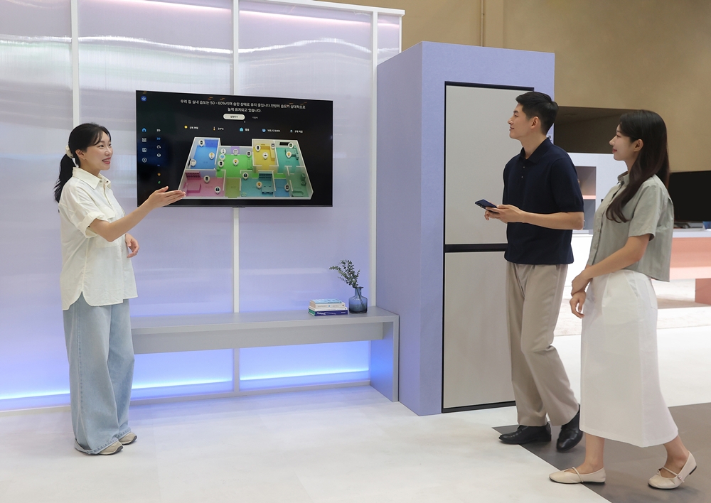 삼성전자 모델이 기후산업국제박람회 삼성전자 전시관 'AI 절약모드' 존에서 Neo QLED의 3D 맵뷰 기능으로 전체 가전 에너지 사용량을 확인하고 있다.