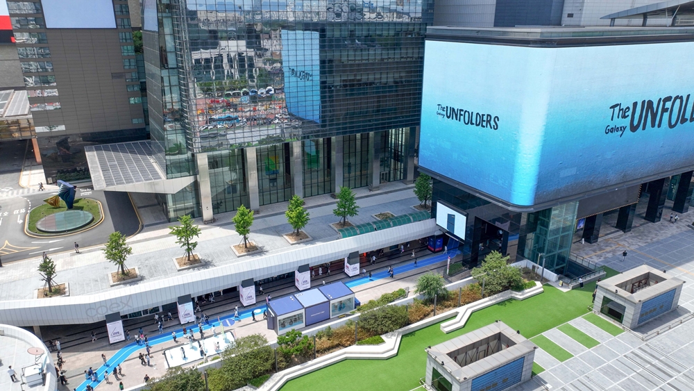 서울 코엑스에서 운영되는 '갤럭시 Z 폴드7∙Z 플립7'과 아티스트 '장 줄리앙(Jean Jullien)'의 협업 체험존 'The Galaxy UNFOLDERS' 전경