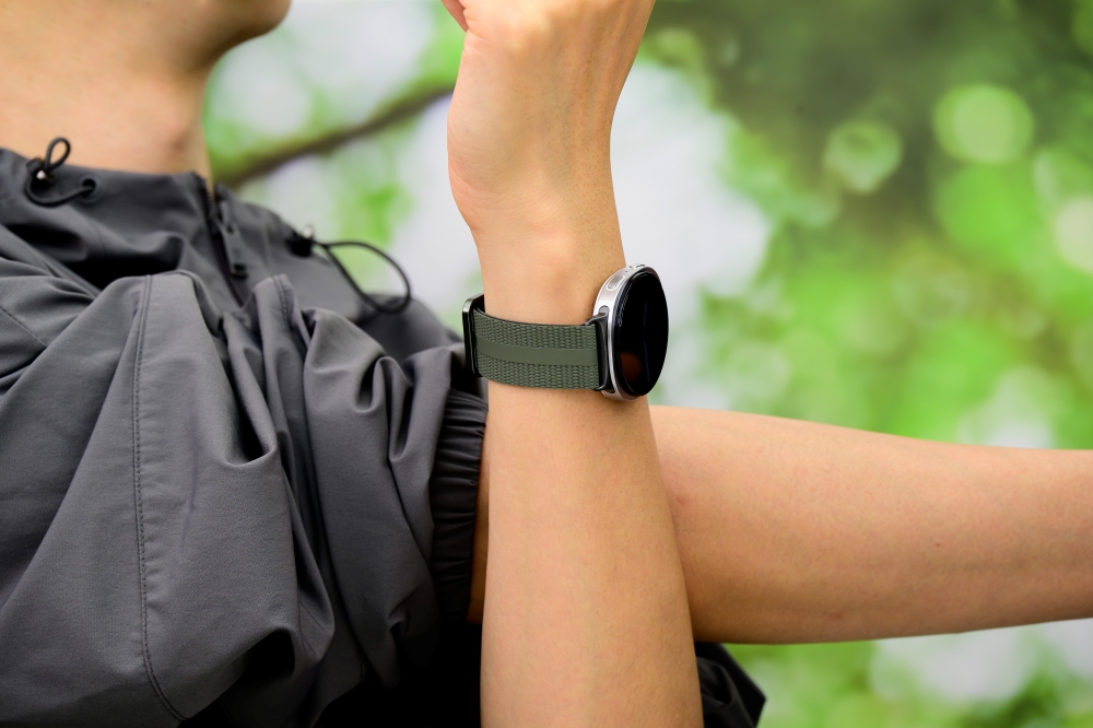 애슬레저 밴드를 착용하고 스트레칭하는 모습