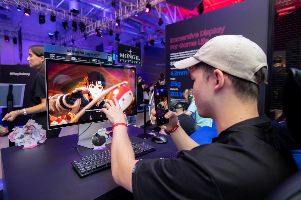 크리에이터 야쿠브 데스트로(Jakub Destro)가 오디세이 3D와 ‘몬길: 스타 다이브’를 처음으로 체험하고 있다.