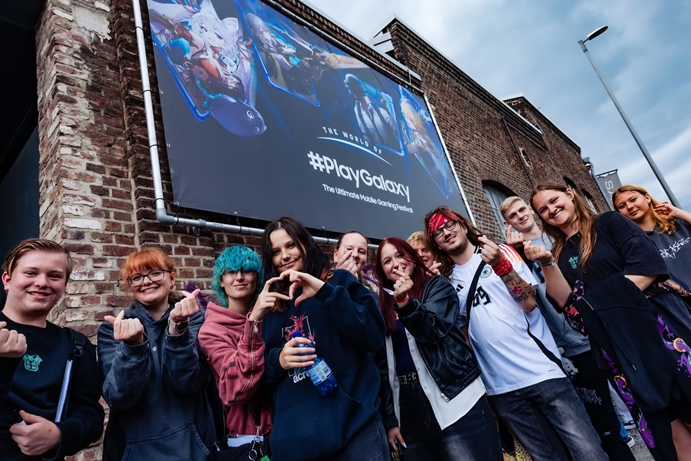 더 월드 오브 #플레이갤럭시 행사장 앞에서 포즈를 취하고 있는 관람객 단체사진