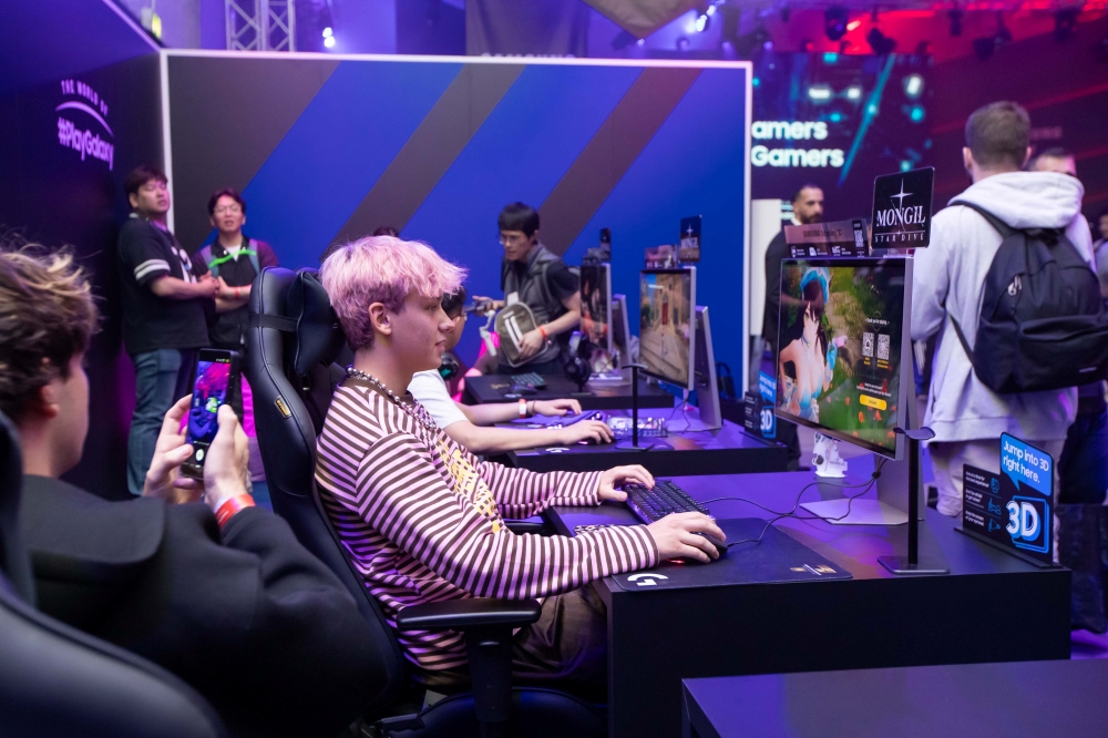 인플루언서 보리스 리스칼라(Borys Ryskala, @borysryskala)가 오디세이 3D 모니터로 ‘몬길: STAR DIVE’를 즐기고 있다.