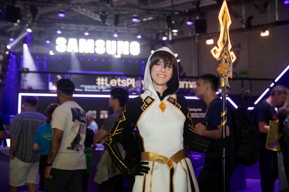 삼성 부스에서 한 코스플레이어가 포즈를 취하고 있다.