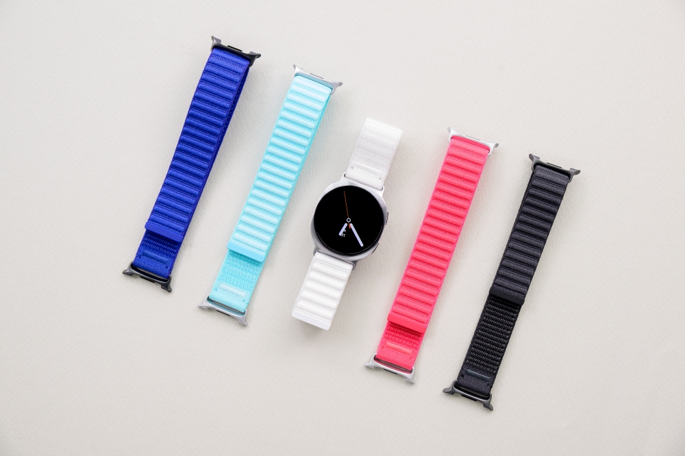 (왼쪽부터) 갤럭시 워치8 시리즈 패브릭 밴드 블루, 민트, 화이트, 레드, 그라파이트
