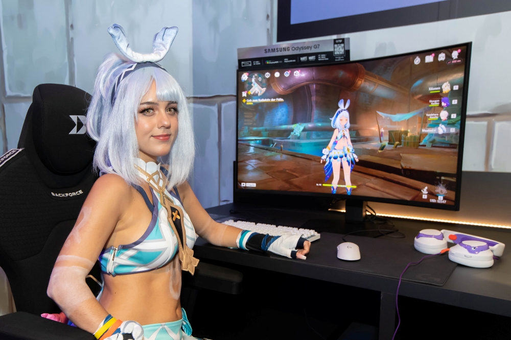 ‘원신’의 말라니 캐릭터로 분장한 코스플레이어 레일라 랑겐펠트(Leila Langenfeld, @sakiichi)가 삼성 부스의 오디세이 G7을 통해 게임 속 말라니와 마주하고 있다. 레일라 랑겐펠트는 “오디세이G7는 게임의 그래픽을 잘 표현해줘서 마치 게임 속에 들어와 있는 기분”이라고 말했다.