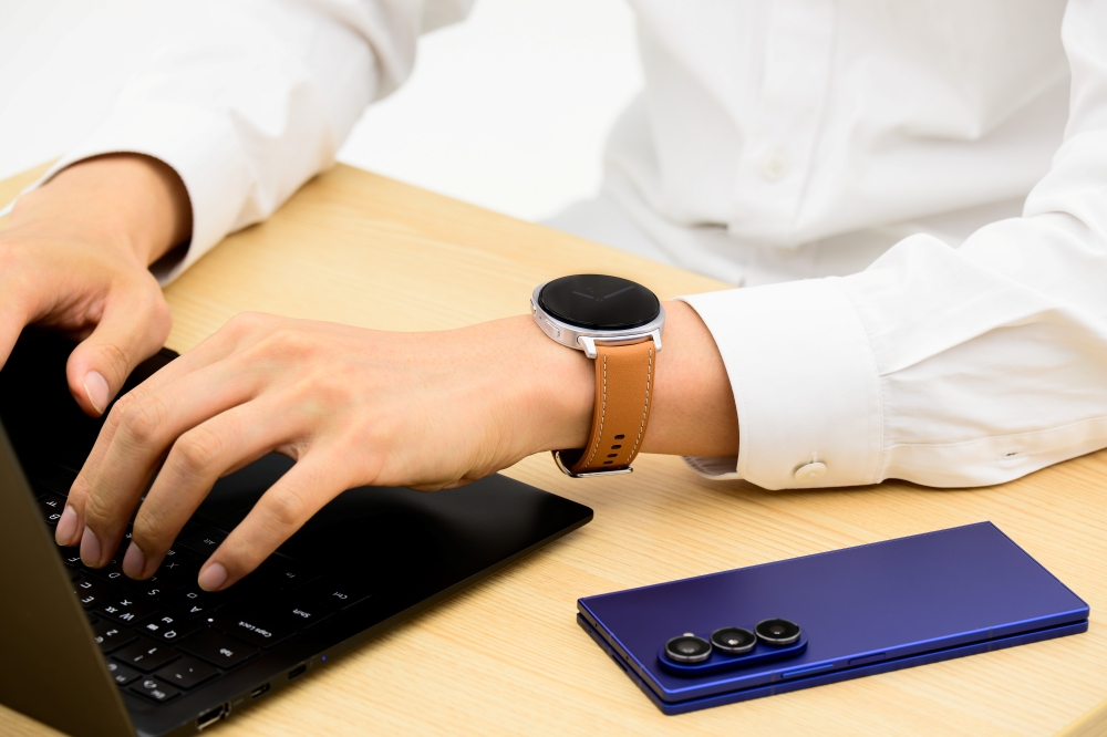 하이브리드(Hybrid) 밴드 착용한 채 노트북하는 모습