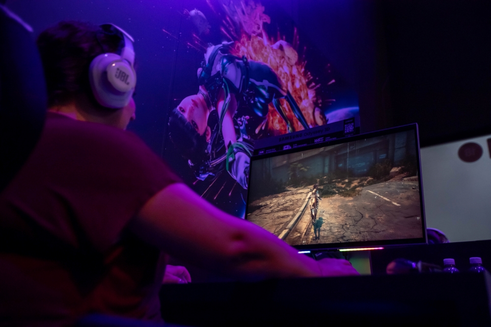 게임스컴 2025에서 관람객들이 삼성 오디세이 3D 모니터로 스텔라 블레이드와 몬길: STAR DIVE를 최초로 3D로 체험하고 있다.