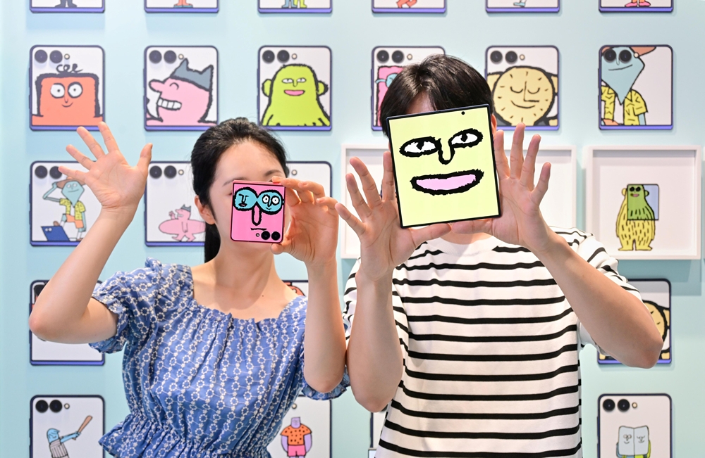 서울 코엑스 'The Galaxy UNFOLDERS' 체험존 방문객들이 '갤럭시 Z 폴드7'의 대화면과 ‘갤럭시 Z 플립7’의 커버 디스플레이를 활용해 '뉴페이스 셀피'를 촬영하는 모습