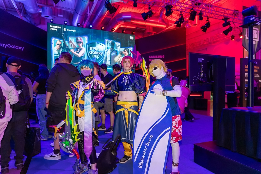 ▲ 더 월드 오브 #플레이갤럭시의 게임 존에서 관람객들은 인기 모바일 게임들을 직접 플레이하며 즐거운 시간을 가졌다