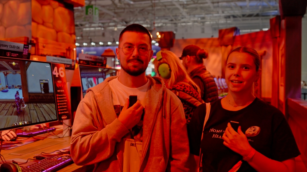 월드 오브 워크래프트 부스에서 삼성 500Hz 오디세이 OLED G6로 월드 오브 워크래프트의 새로운 확장팩을 체험하고 있는 팬들의 모습.