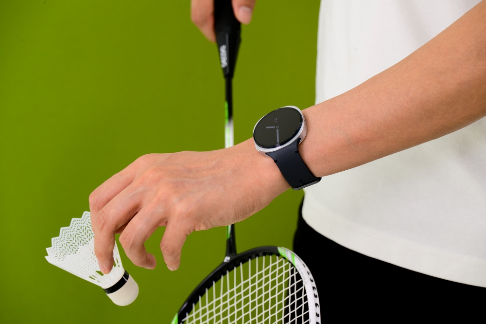 스포츠 밴드를 착용하고 운동하는 모습