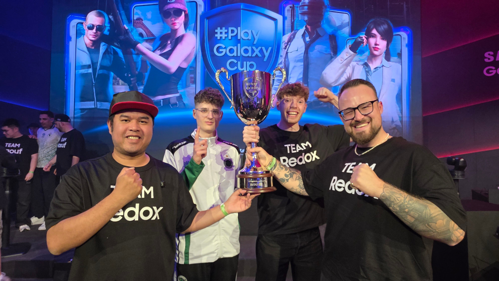 ▲ #플레이갤럭시 컵 우승팀‘레독스(Redox)’가 우승 트로피를 들고 포즈를 취하고 있다