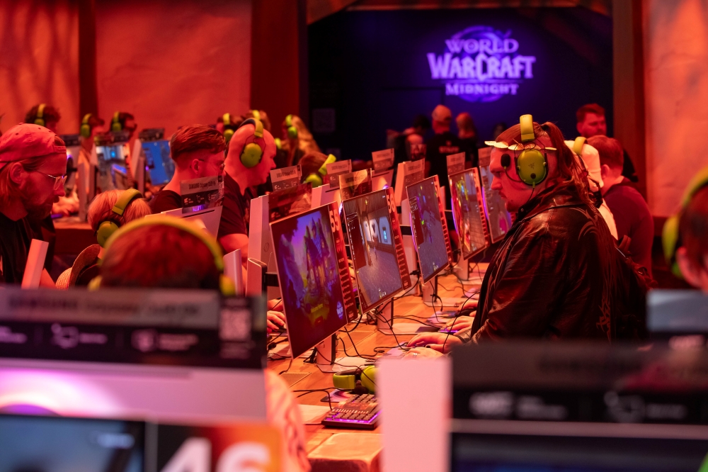 월드 오브 워크래프트 부스에서 삼성 500Hz 오디세이 OLED G6로 월드 오브 워크래프트의 새로운 확장팩을 체험하고 있는 팬들의 모습.