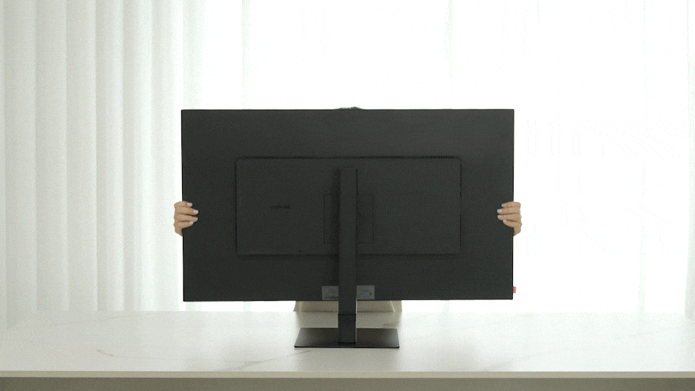 ▲뷰피니티 S8은 높낮이 조절은 물론, 기울기와 좌우 회전까지 편리한 사용성을 제공한다