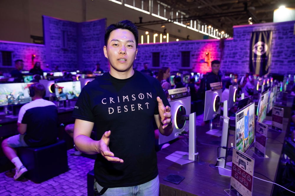 펄어비스 부스에서 공현배 펄어비스 사업개발실장이 삼성 오디세이 OLED 모니터을 통해 ‘붉은 사막’ 체험존을 구성한 소감을 말하고 있다.