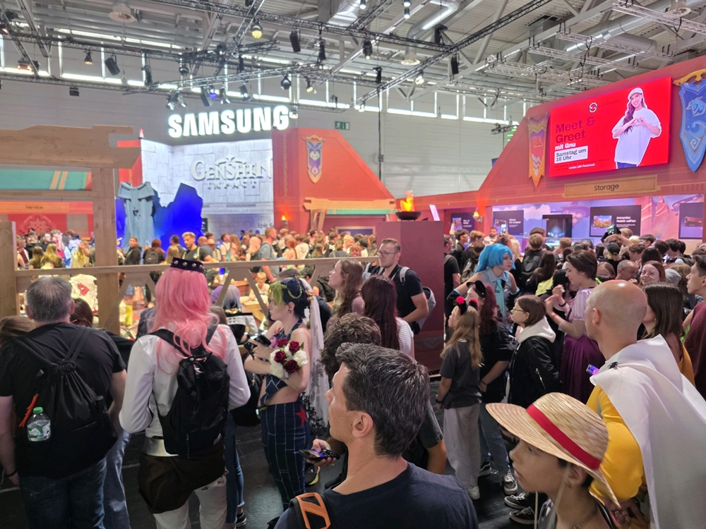 최신 갤럭시 기능을 체험하기 위한 방문객들로 가득했던 게임스컴 2025 내 삼성전자 부스 현장 사진