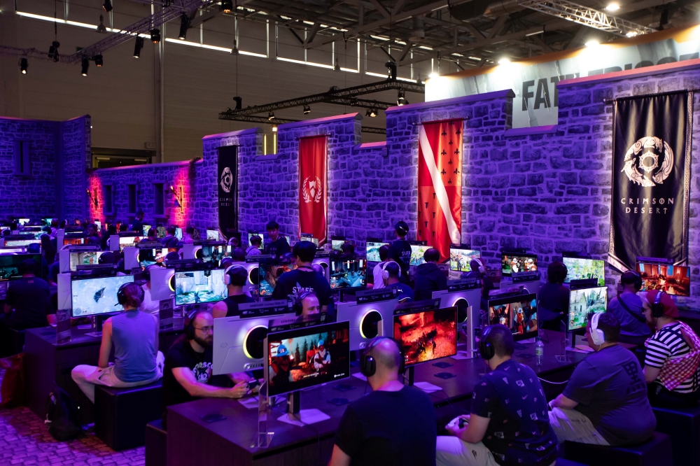 펄어비스는 게임스컴 2025에서 삼성 오디세이 OLED 모니터를 통해 ‘붉은 사막’ 퀘스트라인 데모를 선보였다.